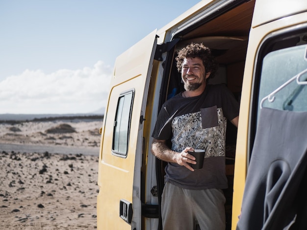 Gustando un caffè e guardando il paesaggio in camper