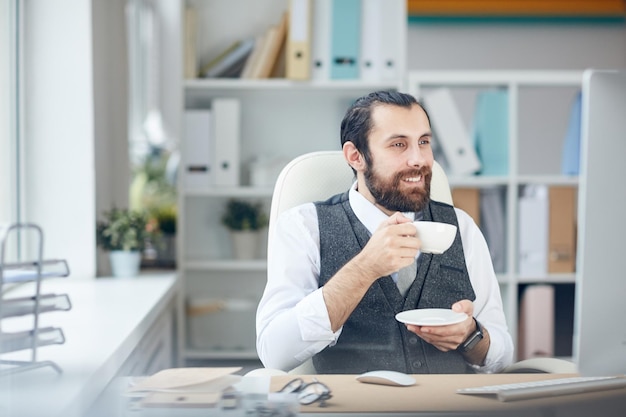 Gustare un caffè durante il lavoro