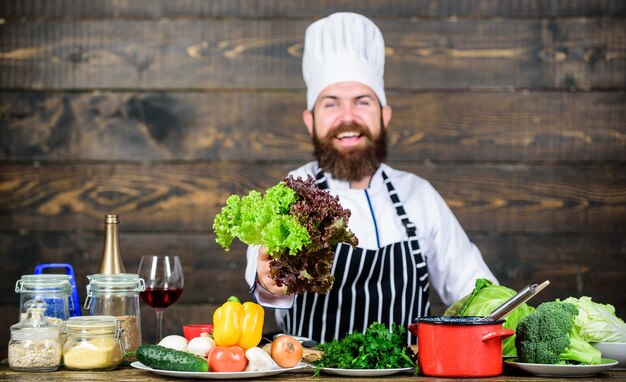 Gusto estivo Ricetta chef uomo barbuto felice Dieta alimenti biologici Cucina culinaria Vitamina Cibo sano cucinare Pantaloni a vita bassa maturi con la barba Insalata vegetariana con verdure fresche