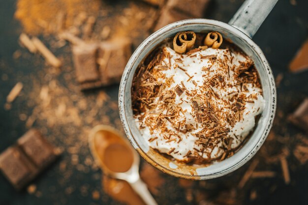 Gustosa bevanda calda al cioccolato in tazza