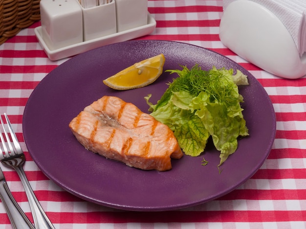 Gustosa bistecca di salmone alla griglia con erbe e limone