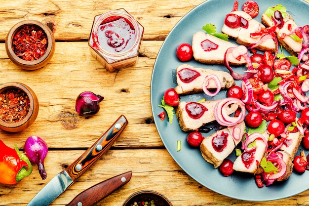 Gustosa carne al forno con frutti di bosco, salsa di ciliegie per carne.