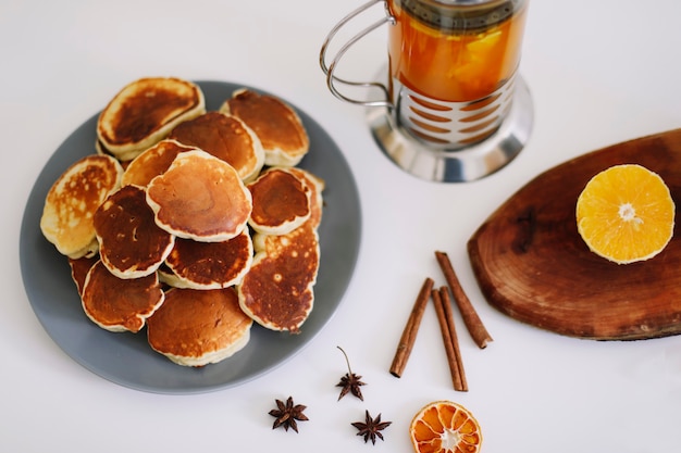 gustosa colazione con pancake rigogliosi e teiera con spezie tazza di tè