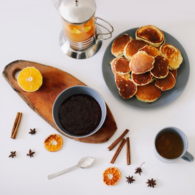 gustosa colazione con pancake rigogliosi e teiera con spezie tazza di tè