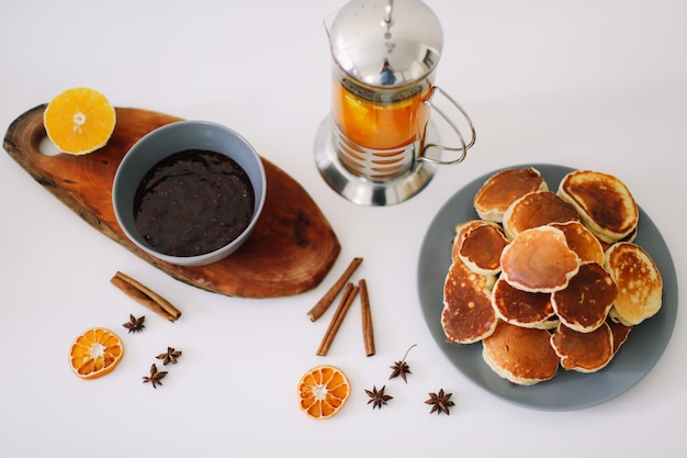 gustosa colazione con pancake rigogliosi e teiera con spezie tazza di tè