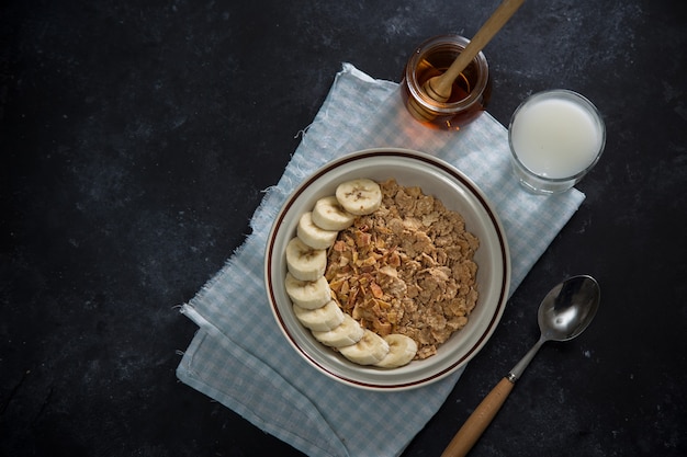 Gustosa e sana colazione a base di frutta, fiocchi di mais, latte e miele.