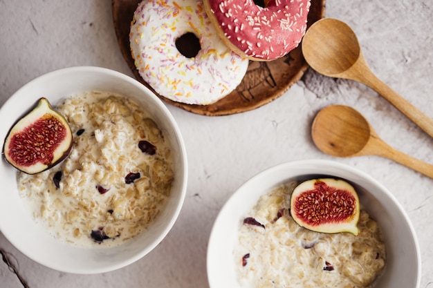 Gustosa e sana colazione per due con farina d'avena e fichi