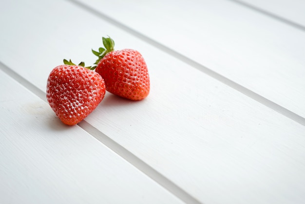 Gustosa fragola su un tavolo di legno. Può essere usato come sfondo