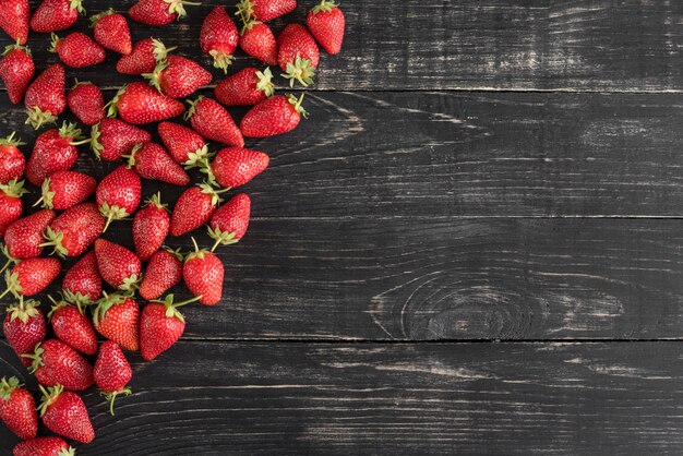 Gustosa fragola su un tavolo di legno. Può essere usato come sfondo