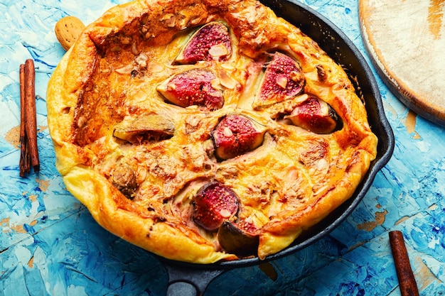 Gustosa frittata con fichi e mandorle.Colazione sana