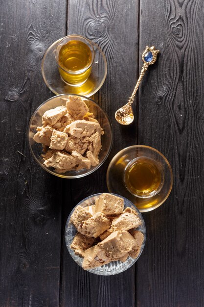 Gustosa halva con tè sul tavolo