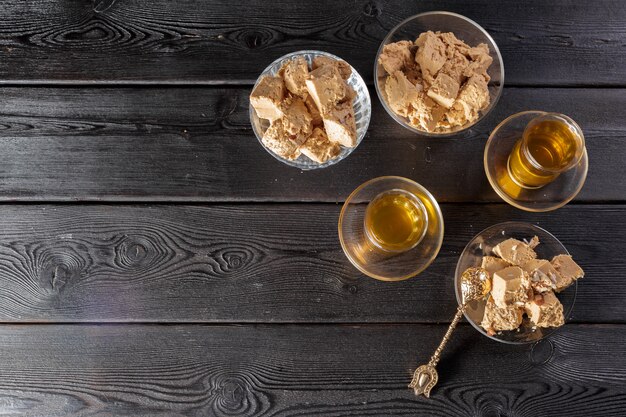 Gustosa halva con tè sul tavolo