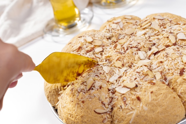 Gustosa halva con tè sul tavolo