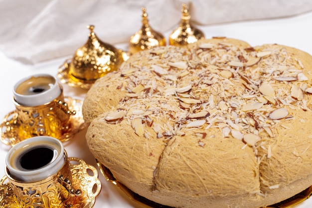 Gustosa halva con tè sul tavolo