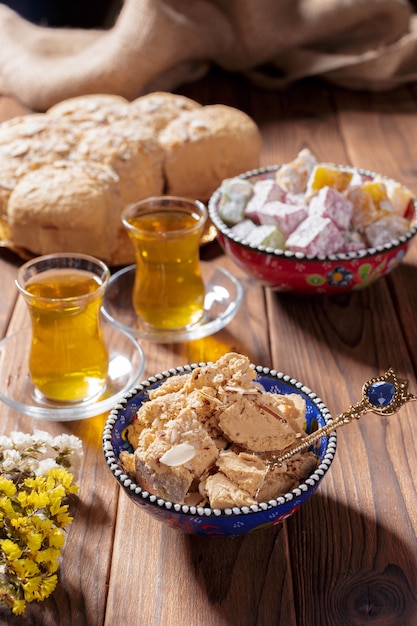 Gustosa halva con tè sul tavolo