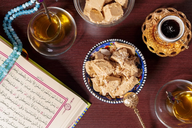 Gustosa halva con tè sul tavolo