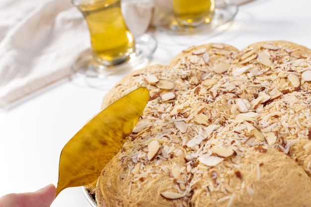 Gustosa halva con tè sul tavolo