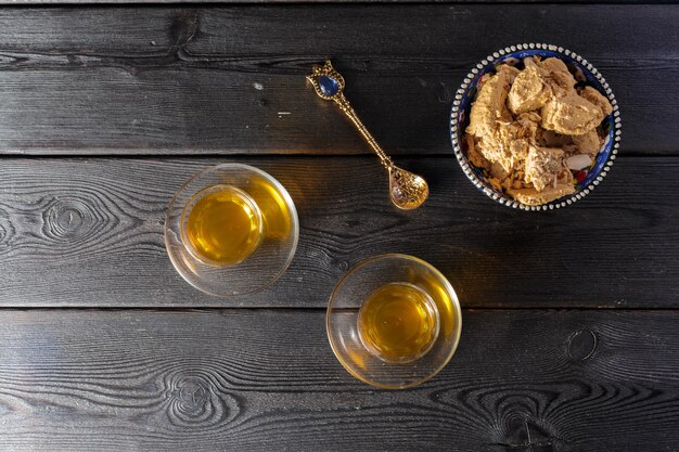 Gustosa halva con tè sul tavolo