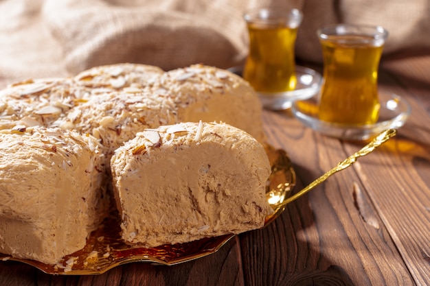 Gustosa halva con tè sul tavolo