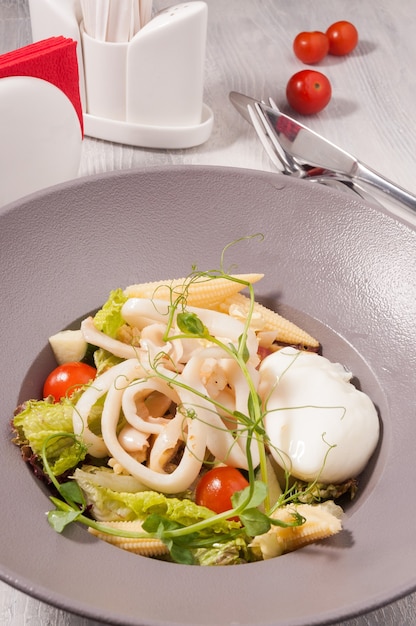 Gustosa insalata con calamari giovani di mais e uovo in camicia