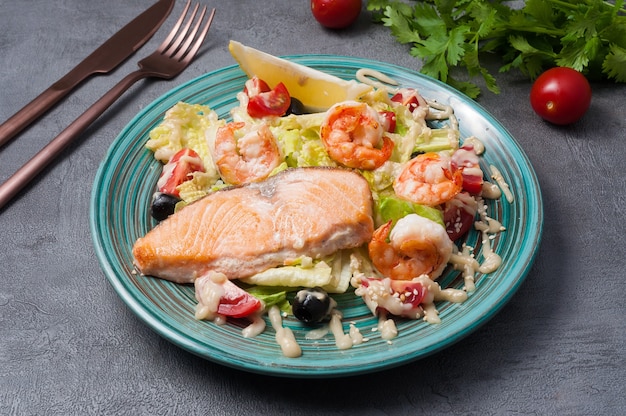 Gustosa insalata con gamberi al salmone e verdure su grigio