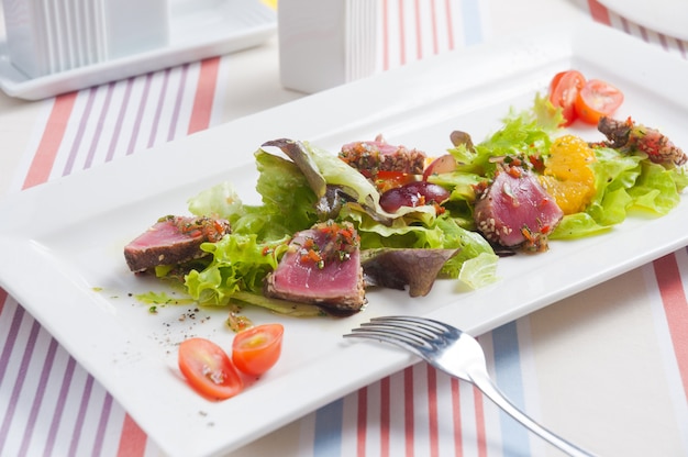 Gustosa insalata con tonno e verdure