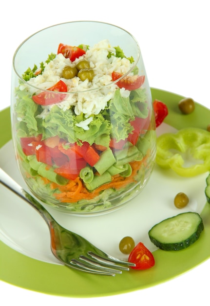 Gustosa insalata con verdure fresche, isolata on white