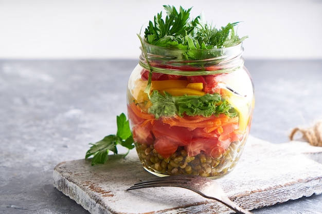 Gustosa insalata di muratore in barattolo. Cibo fatto in casa e sano