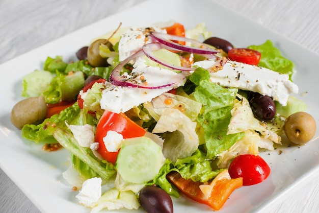 Gustosa insalata di verdure con feta e olive