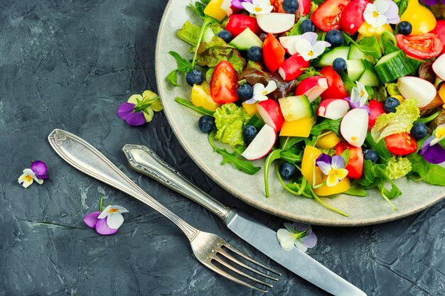 Gustosa insalata estiva con fiori commestibili