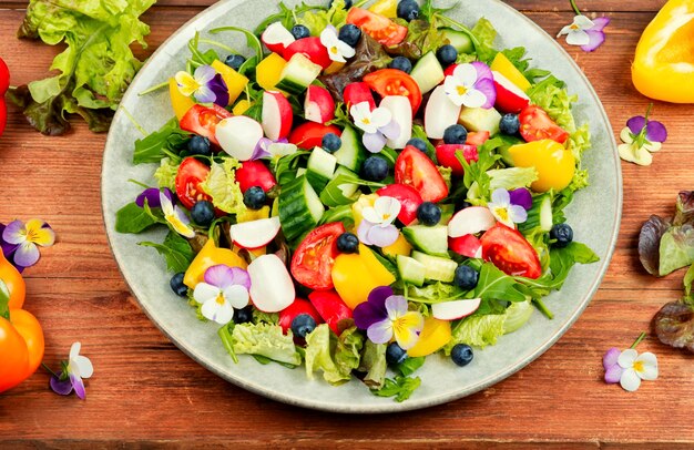 Gustosa insalata estiva con fiori commestibili