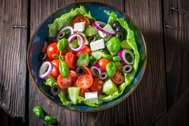 Gustosa insalata greca con lattuga, pomodorini e feta