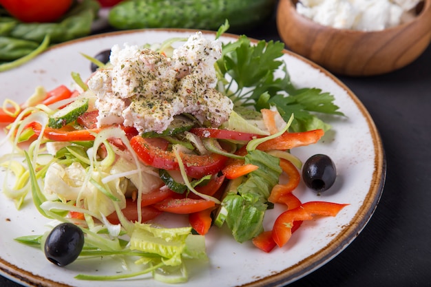 Gustosa insalata greca con verdure fresche, formaggio feta e olive nere
