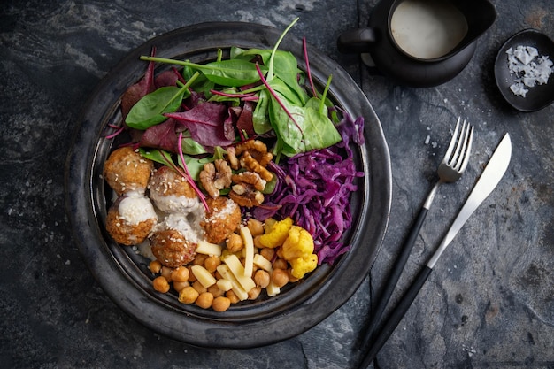 Gustosa insalata vegetariana vegana con falafel di ceci e foglie servita su un piatto