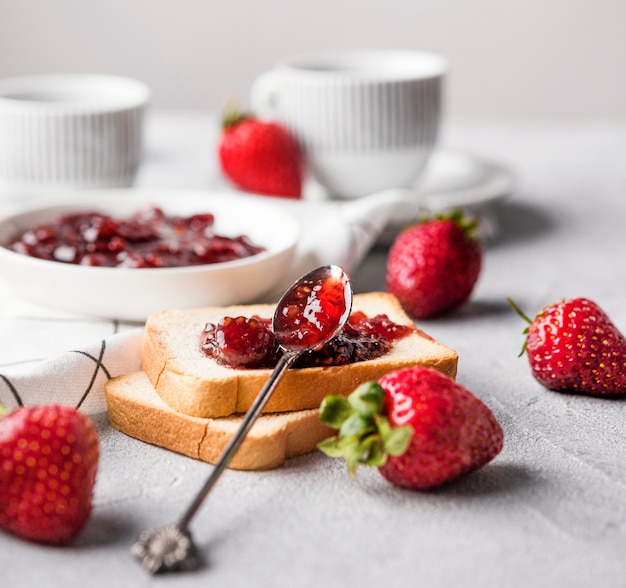 Gustosa marmellata di fragole sul pane