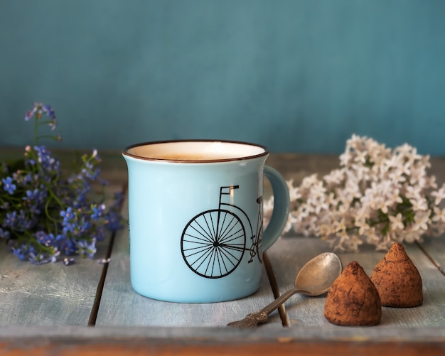 Gustosa merenda con caffè e dolci, un piccolo bouquet di nontiscordardime