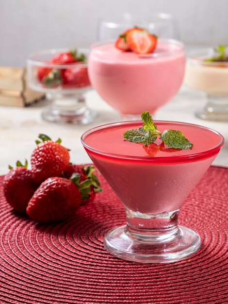 Gustosa mousse di fragole in vetro con sopra della gelatina.