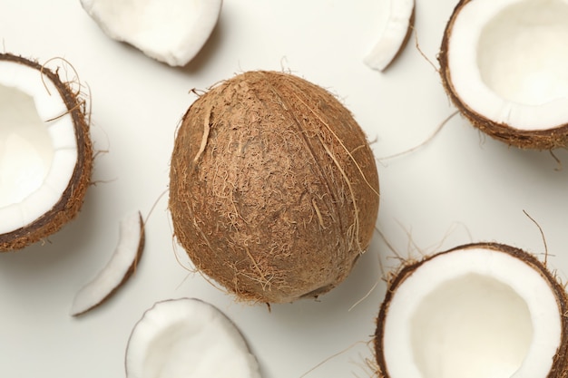 Gustosa noce di cocco fresca su sfondo bianco, vista dall'alto