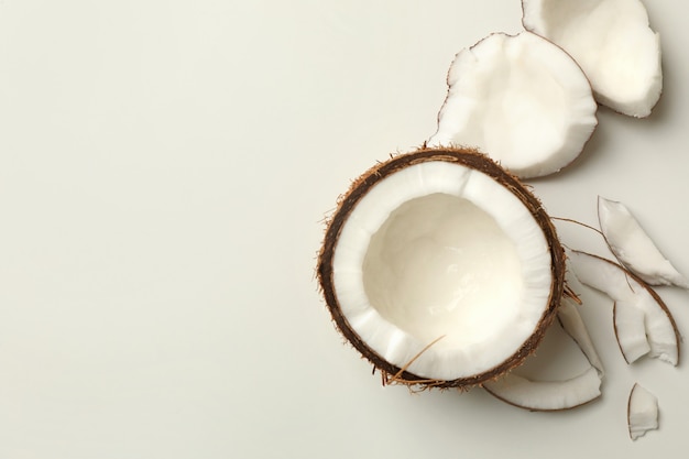 Gustosa noce di cocco fresca su sfondo bianco