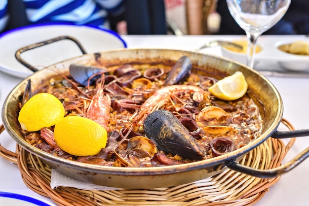 Gustosa paella di pesce in padella nera, Barcellona