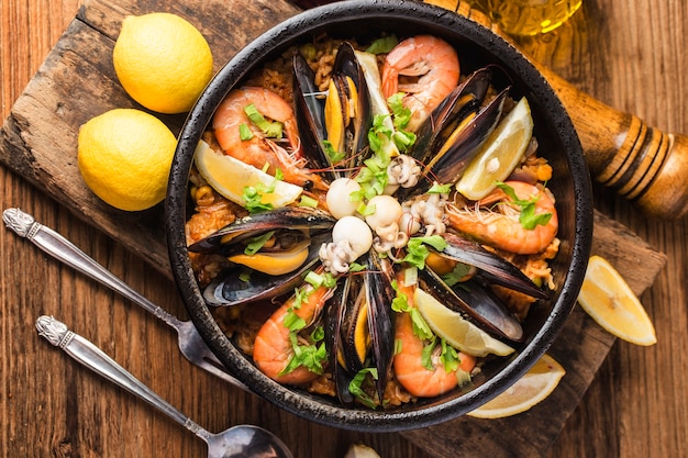 Gustosa paella spagnola con frutti di mare.