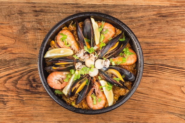 Gustosa paella spagnola con frutti di mare