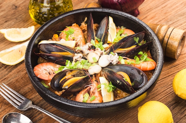 Gustosa paella spagnola con frutti di mare