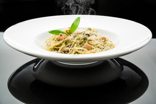 Gustosa pasta al salmone, aneto sul piatto