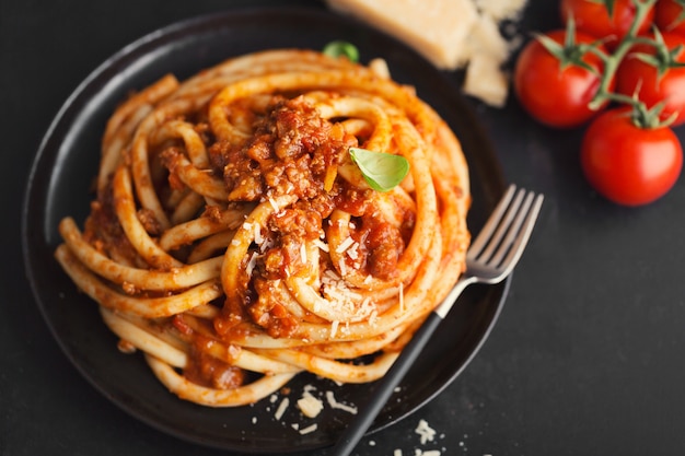 Gustosa pasta alla bolognese con formaggio e basilico