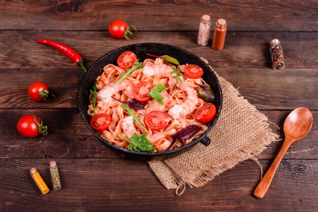 Gustosa pasta con gamberi e pomodoro in padella