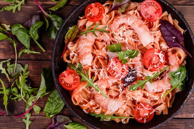 Gustosa pasta con gamberi e pomodoro in padella