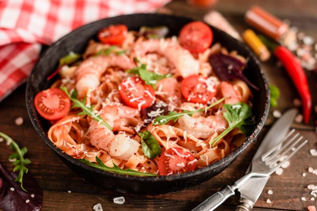 Gustosa pasta con gamberi e pomodoro in padella