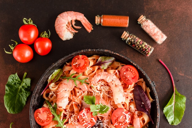 Gustosa pasta con gamberi e pomodoro in padella