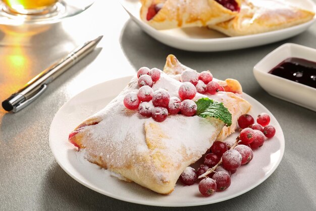 Gustosa pasta sfoglia con frutti di bosco sul piatto